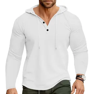 Gros plan d'un t-shirt à capuche Henley pour homme en maille gaufrée avec col en V boutonné