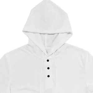 Gros plan d'un t-shirt à capuche Henley en maille gaufrée blanche avec trois boutons