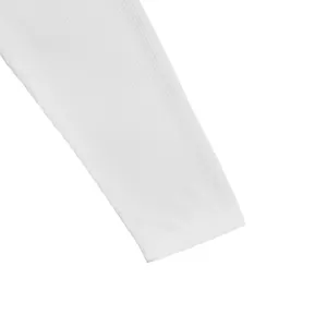 Détail de la texture en maille gaufrée blanche d'un t-shirt à manches longues pour hommes