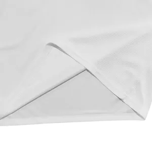 Gros plan sur la texture du tissu gaufré blanc et les détails de couture de l'ourlet