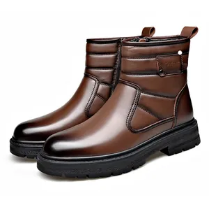 Vue détaillée de haute qualité des bottes d'hiver en cuir marron pour hommes avec fermeture