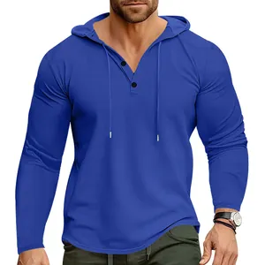 Détail d'un t-shirt Henley bleu à capuche en maille gaufrée pour homme avec col en V