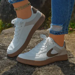 Zapatillas blancas de estilo alemán con suela gruesa para ocio y deportes al aire libre.