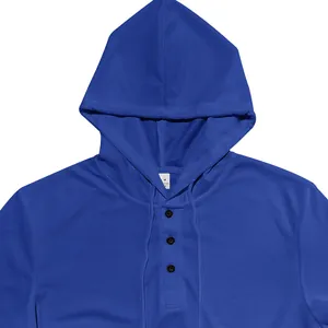 Gros plan détaillé d'un t-shirt à capuche Henley bleu en maille gaufrée à boutons