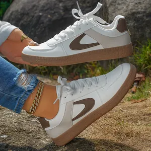 Zapatillas blancas estilo German Army Trainer con suela de goma gruesa y cuero marrón