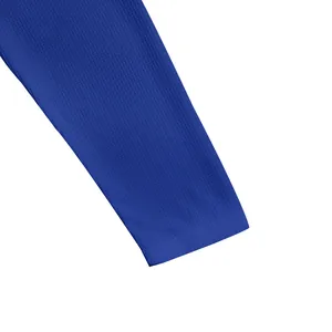 Détail de la texture en maille gaufrée bleue d'un t-shirt Henley à manches longues