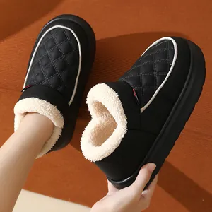 Détail de chaussures d'hiver matelassées noires avec doublure en fausse fourrure beige.
