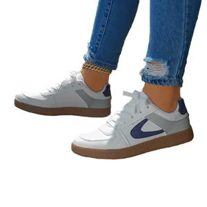 Zapatillas de entrenamiento alemanas con suela gruesa en blanco y azul marino en pies