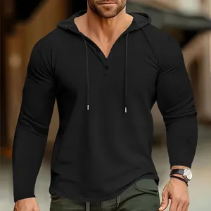 Détail du t-shirt Henley à capuche pour homme en maille gaufrée noire avec col en V boutonné
