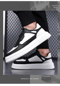 Scarpe da skate casual da uomo bianche e nere con suola spessa in gomma.