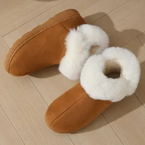 Chaussons d'hiver en daim camel avec doublure épaisse en fausse fourrure blanche et semelle
