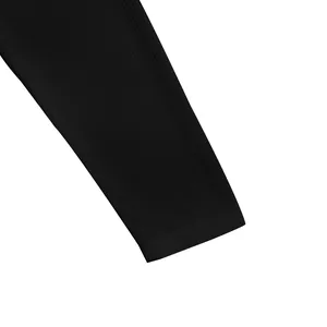 Gros plan sur la texture en maille gaufrée noire d'un t-shirt Henley à manches longues pour homme