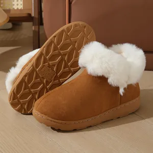 Détail de chaussons d'hiver chauds avec semelles antidérapantes et col en fausse fourrure.