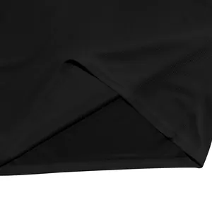 Gros plan sur la texture gaufrée et l'ourlet d'un t-shirt à manches longues noir pour homme
