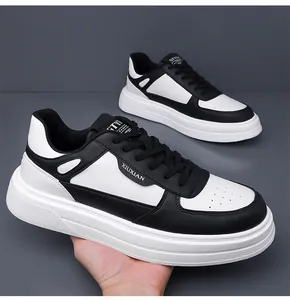 Dettaglio di sneaker da uomo bianche e nere con suola spessa e design stringato