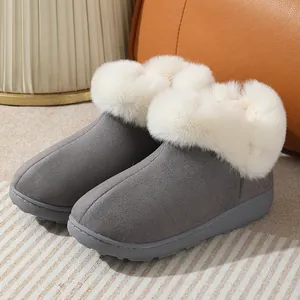 Gros plan de chaussons d'hiver gris avec doublure en fausse fourrure blanche et semelle