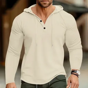 Détail d'un t-shirt Henley à capuche en maille gaufrée crème pour homme avec boutons.