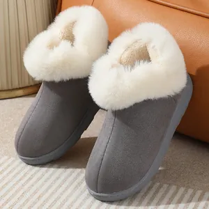 Détail de chaussures d'hiver grises en coton avec semelles épaisses et fausse fourrure