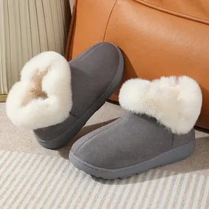 Gros plan de chaussures d'hiver grises avec doublure en fausse fourrure blanche et semelle.