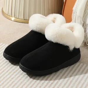 Gros plan sur des chaussons d'hiver noirs avec doublure en fausse fourrure blanche