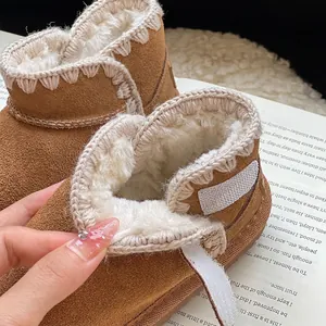 Bottes d'hiver marron pour enfants avec doublure en fausse fourrure et crochet.