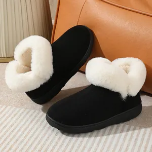 Vue latérale de bottes d'hiver noires fourrées pour femmes avec semelles épaisses