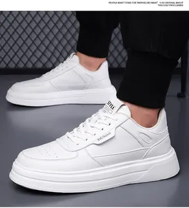 Vista dettagliata di sneaker bianche da uomo con suola spessa e logo XIUXIAN