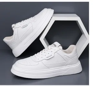 Primo piano di sneakers bianche da uomo alla moda con suola spessa antiscivolo e dettaglio logo
