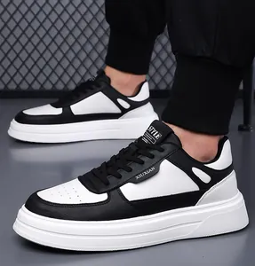 Dettaglio ravvicinato di eleganti sneaker in pelle bianca e nera da uomo con suola spessa