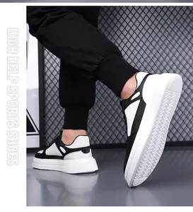Dettaglio ravvicinato di sneaker da uomo trendy bianche e nere con suola spessa