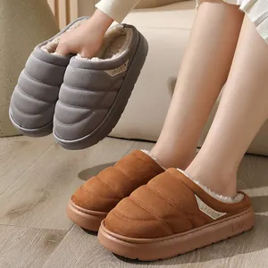 Gros plan de chaussons d'hiver chauds avec semelles EVA épaisses et doublure en peluche