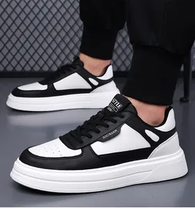 Primo piano di scarpe da ginnastica moda uomo in bianco e nero con suole spesse e lacci