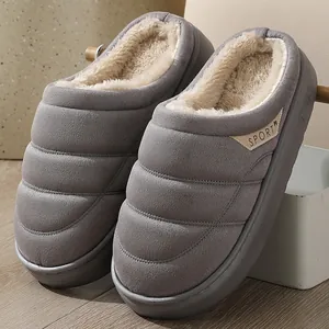 Gros plan de chaussons d'hiver gris avec doublure en peluche chaude et semelle EVA