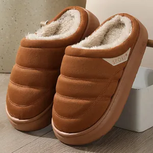 Détail de chaussons d'hiver à plateforme marron avec doublure pelucheuse et semelle EVA