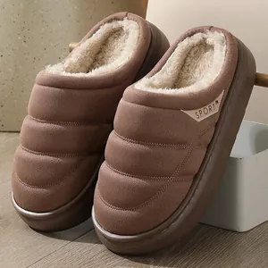 Gros plan de chaussons matelassés chauds avec semelles épaisses en EVA et fausse fourrure