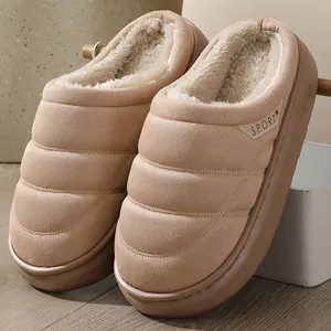 Gros plan sur des chaussons d'hiver doublés en peluche avec semelle épaisse en EVA.