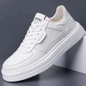 Scarpe da Skate Casual da Uomo in Pelle Microfibra Sneakers Bianche Antiscivolo 2026 Primavera Nuove Scarpe Sportive Basse