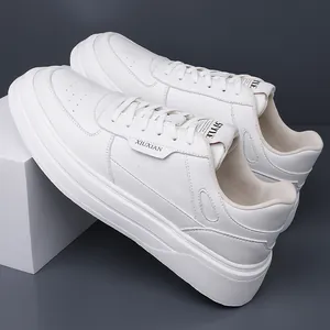 Sneaker classiche da uomo in pelle bianca minimalista con suola spessa alla moda