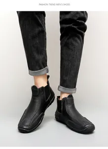 Vue détaillée des bottines Chelsea noires pour hommes en cuir avec finitions à la main