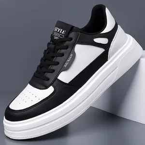 Sneakers casual da uomo bianche e nere con una suola platform bianca spessa e resistente
