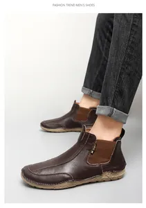 Détail de bottines en cuir marron pour hommes avec finition cousue main et élastique.