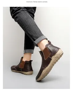 Mocassins classiques en cuir marron pour hommes, vue de côté portés par un mannequin