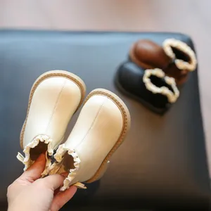 Botines color crema para niñas bebés con ribete de encaje y suelas antideslizantes