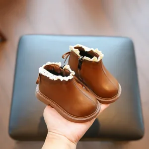 Botas de cuero sintético marrón para niñas pequeñas con ribete de encaje blanco y suela blanda