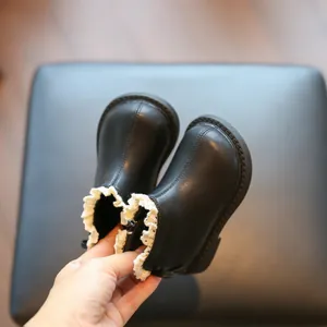 Botas de cuero negro para niñas bebés con ribete de encaje y suela blanda antideslizante