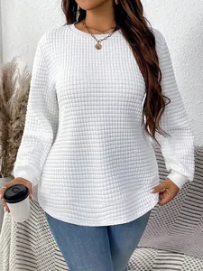 Detail van een witte getextureerde damessweatshirt met ruitpatroon voor vrije tijd.