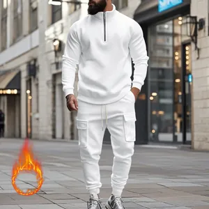 Ανδρικό σετ λευκή φόρμα με επένδυση fleece, φούτερ με φερμουάρ και μοντέρνο παντελόνι cargo.