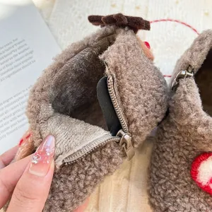 Botas de nieve de felpa marrón para niños con forro polar cálido y detalle de diseño de reno