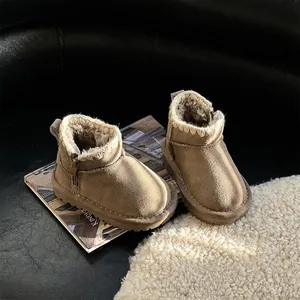 Gros plan détaillé de bottes de neige pour enfants doublées polaire sur un magazine