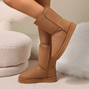 Detailansicht der warmen braunen Wildleder-Schneestiefel für Damen mit dicker Sohle